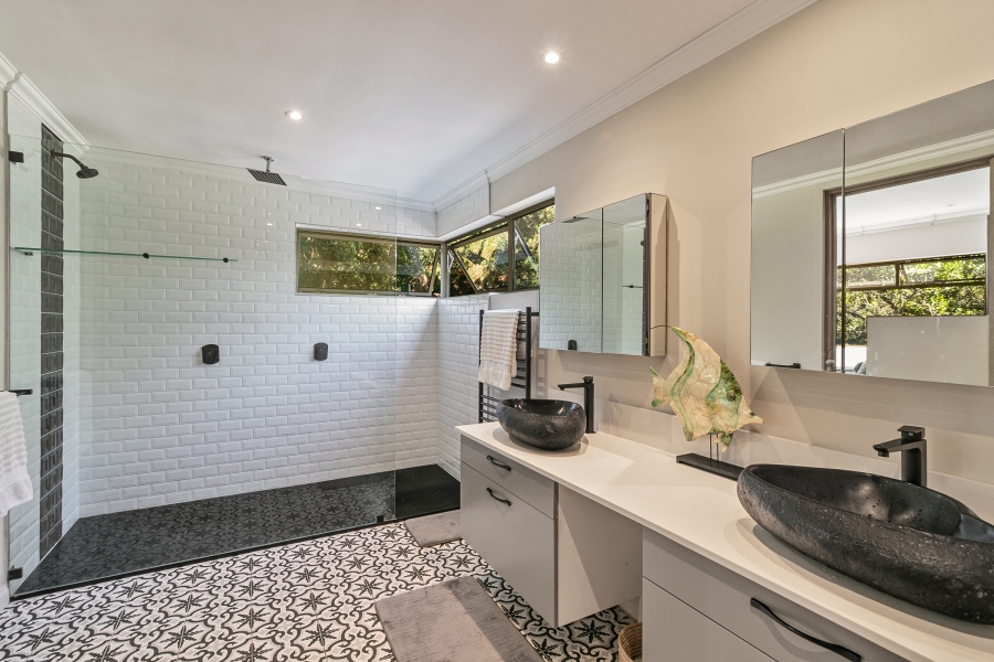 5 Bedroom Property for Sale in Brenton On Lake Western Cape